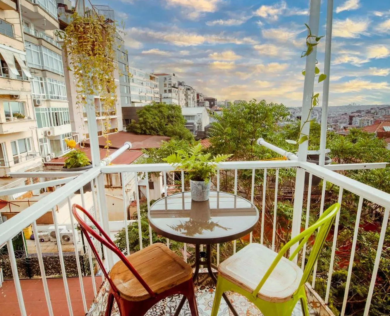 A Cozy, Quiet Home With Great View In City Center Istanbul Apartment